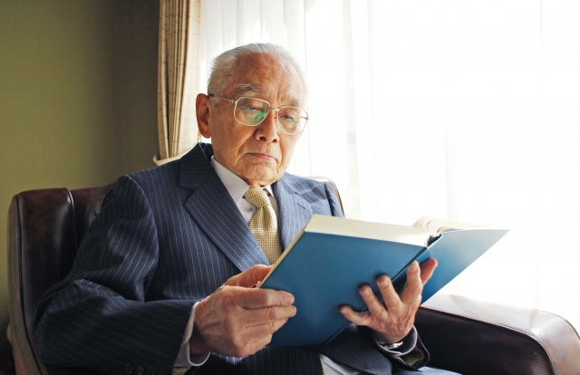 【高齢者が定年退職後に大学入学⁉︎】シニアが老後に大学で学び直す方法と意義。聴講生としての参加から入試制度まで解説